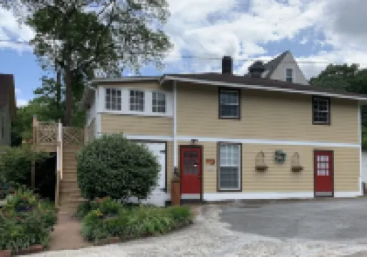 Bear House 1890, Lilly's Loft, Delightful, Upgraded amenities, Walk to Cafes