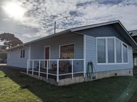 Stunning-Unimpeded Ocean, Beach, Bay, Bridge, & Peninsula Views w/ Beach Access! Отели в г. Уолдпорт