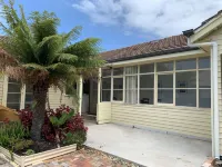 Walk to everything!  Beach house backs onto parkland and 700m to the footbridge.