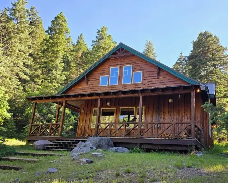 Private Cabin on Beautiful River! Enjoy the popular Paiute ATV Trail.