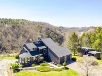 Beautiful hilltop retreat, secluded yet convenient to Asheville, Weaverville. Hotels in Madison County