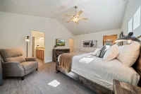 Mt. Bachelor Retreat! Hot tub, game room, family suite - great for large groups!