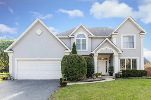 Hot Tub, Smart TVs, Spacious 5bedroom house in charming Bolingbrook with WiFi,AC