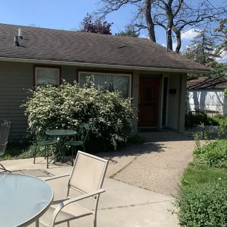 Secluded city cottage. 3 blocks from beach & Main Street shopping