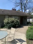 Secluded city cottage. 3 blocks from beach & Main Street shopping