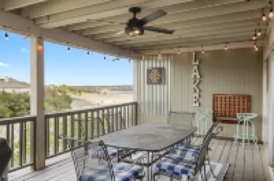 Enjoy lake views from 2 decks! Walk to pool, gym & golf course. Lake access.