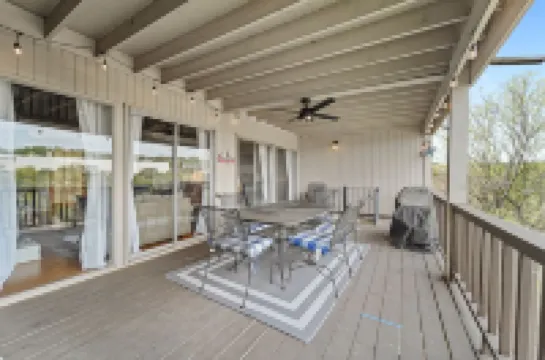 Enjoy lake views from 2 decks! Walk to pool, gym & golf course. Lake access.