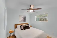 Sunshine Daydream Beach Bungalow. Walk to Beach! Great for Families! Firepit! - 2-Star