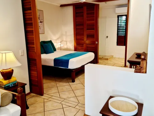 Hibiscus Delights @ Apartment 19