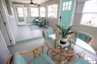 The Shores Beach Cottage - a Short Walk from the Sand - Daytona Beach Shores