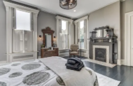 Three Pines Petersburg - Luxurious 10 Bedroom Home in Historic Petersburg Hotels in Menard County