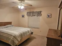 2BR/2BA with electric golf cart,  5 minutes to Lake Sumter and 466 shopping. Hotels in The Villages