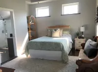 Newly Constructed Modern 1 Bedroom Apartment with Luxury Shower ~ Sleeps 3