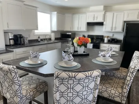 Home With Views  Near Grand Canyon West & Skywalk Отели в г. Мидвью