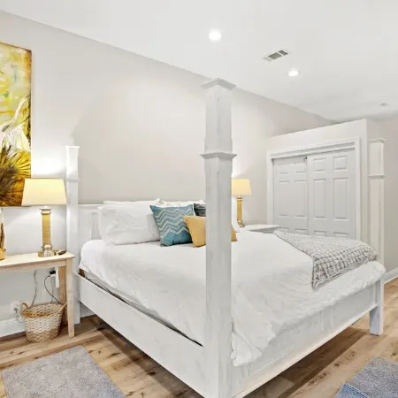 Bayside Retreat - 2250 sq ft Bay House w/dock, fire pit, & tons of amenities