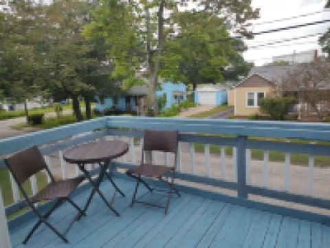 Bright Beautiful beach theme home walking distance to Lake Michigan & downtown!