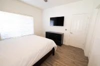MODERN UPSCALE COMFY GATEWAY Hotels near Walgreens