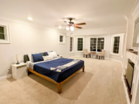 The Athena hideaway - hottub, firepit, lake & racetrack サラトガのホテル