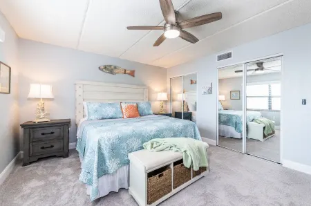 3 min walk to beach! Ocean and river views. Great sunsets! Updated 2 br 2ba