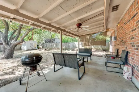 Peaceful 4 Bedroom - Sleeps 12 - Hospital District