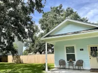 Cozy Cottage Near Beaches sleeps 4