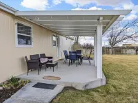 E-Town House, Peaceful Country Get-Away, Local Gem Close to Town, Pac-Man Arcade