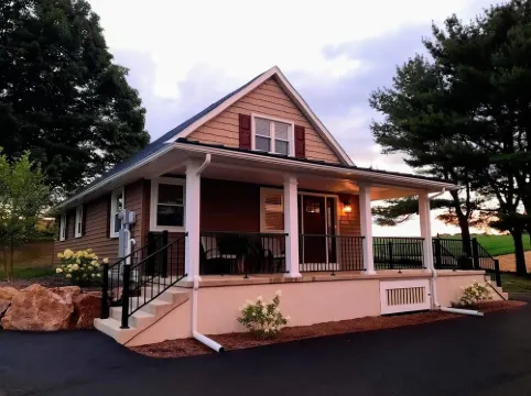 Cozy Cottage- 10 Mins to Koziars Christmas Village