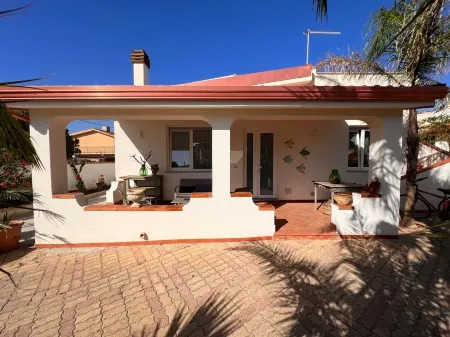 Detached villa a few meters from the sea