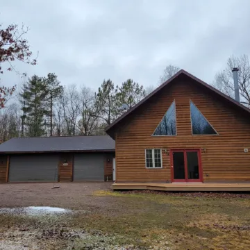 Lazy Bear Lodge family- friendly cabin near Lake Arbutus & Hatfield
