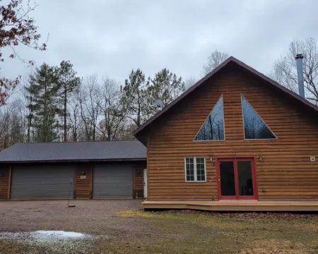 Lazy Bear Lodge family- friendly cabin near Lake Arbutus & Hatfield デューハーストのホテル