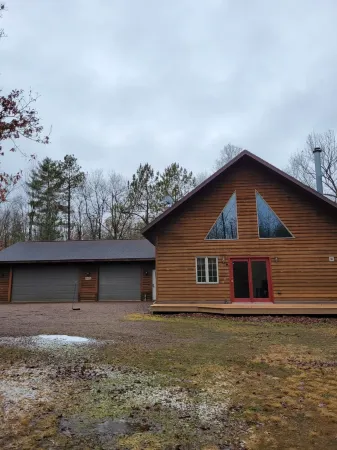 Lazy Bear Lodge family- friendly cabin near Lake Arbutus & Hatfield