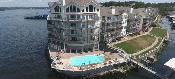 Walk-in Condo! Enjoy The Lake Life, 3B/2B Sleeps 9, 2 Pools, Boat Slip & Beach! Hotels in Osage Beach