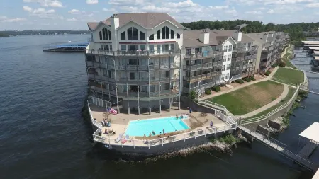 Walk-in Condo! Enjoy The Lake Life, 3B/2B Sleeps 9, 2 Pools, Boat Slip & Beach!