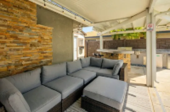 Hot Tub & Pool with 5 Cozy Bedrooms