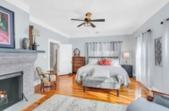 2b/2ba, HotTub, Walk To Shops, Dining! Beach Close! Wkly/Mo Discounts! Boat Opt!