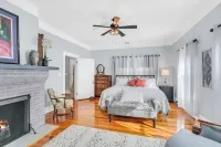 2b/2ba, HotTub, Walk To Shops, Dining! Beach Close! Wkly/Mo Discounts! Boat Opt!