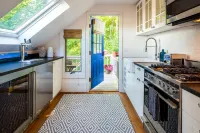 Modern 1 bed/Studio - Steps from the Center of Town