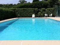VILLA, 55 m2, BIOT, 4 / 6Pers, south-facing wooden terrace, swimming pool in private domain ビオットのホテル