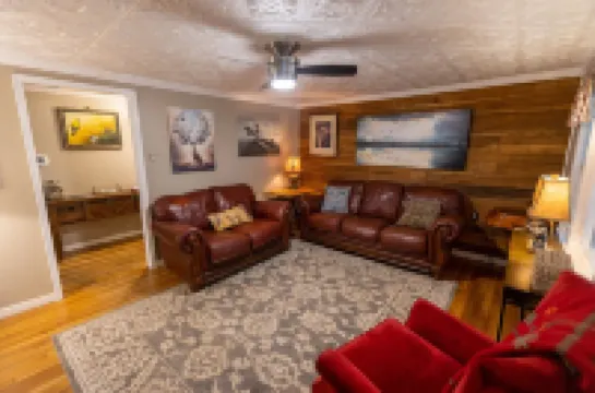 Cottage with stream, mountains, peaceful, quite, secluded, dog friendly. 마시스 밀 호텔