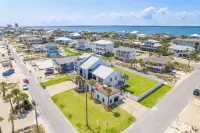 20 ft from Beach Access, Sleeps 31, Pool, Bikes, Ping Pong, 2 Kitchens, Pets ペンサコーラ・ビーチ周辺のホテル