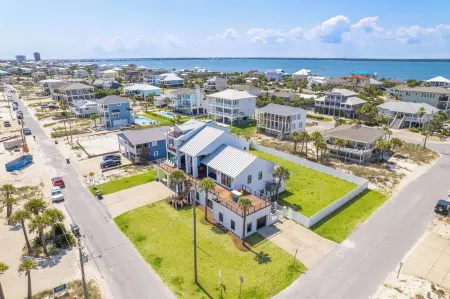 20 ft from Beach Access, Sleeps 31, Pool, Bikes, Ping Pong, 2 Kitchens, Pets Отели в г. Пенсакола Бич