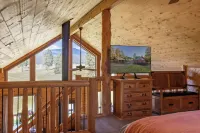 Lux Hot Tub Cabin. Huge Views! 35 Acres! Stargazing/Hiking Retreat! No Pet Fees!