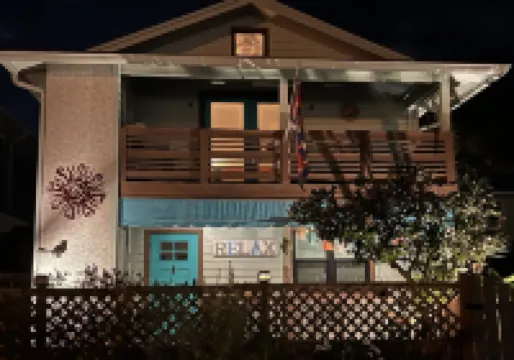 Remodeled 1 BR across from Beach. Restaurants, bars, shops. Extended stay rates.