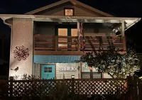 Remodeled 1 BR across from Beach. Restaurants, bars, shops. Extended stay rates.