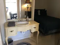 Tiny casita in beautiful Uvalde, 20 minutes from Frio River
