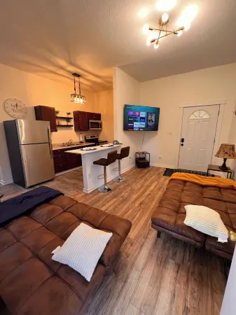 Near Downtown & Attractions, Airport, Spacious, the Green House Unit B Отели рядом с достопримечательностью «T3»