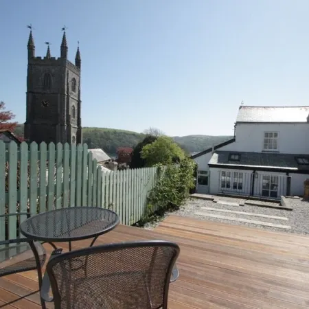 Private garden & central location  within 5 min walk of town