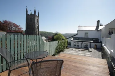 Private garden & central location  within 5 min walk of town