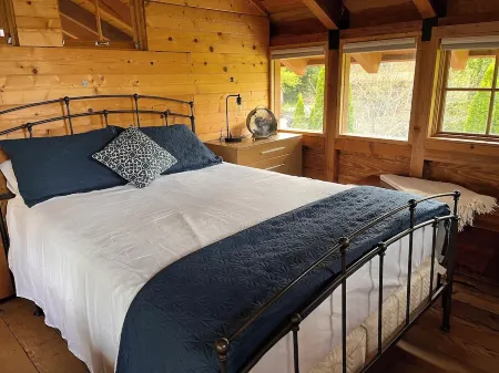 Lakeside Cabin Retreat Relax at Private Lake House!