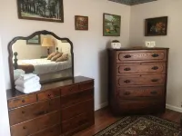 Peaceful Vintage Library Getaway near Town Hotels in Putnam County